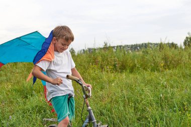 Adam havaya uçan uçurtma başlatmak çalışır. Renkli ışık uçan makine.