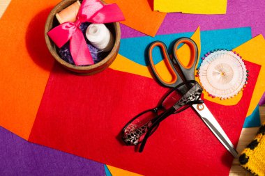 Dikiş dikiş makinesi tasarımı. Nesneleri kendi elleriyle yapmak. Çok renkli lifler ve kumaşlar. Hobi. Retro.