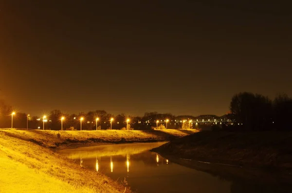 Paisagem Rural Canal Água Lanternas Iluminadas Longo Margem Rio Luz — Fotografia de Stock