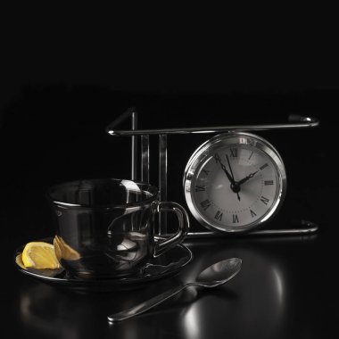 Şeffaf cam çay içecek ile. Tonlama, canlandırıcı, sabah sıvı. İçmek için bir siyah arka plan üzerine öğelerdir. Siyah ve beyaz IMAG