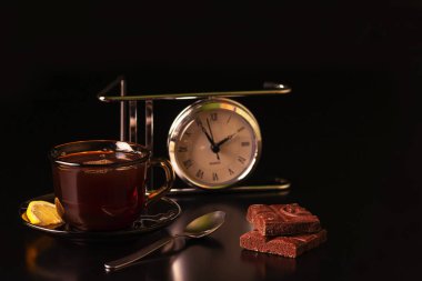 Şeffaf cam çay içecek ile. Tonlama, canlandırıcı, sabah sıvı. İçmek için maddelerinin bir siyah arka plan üzerine.