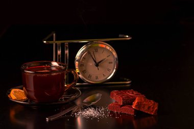 Şeffaf cam çay içecek ile. Tonlama, canlandırıcı, sabah sıvı. İçmek için maddelerinin bir siyah arka plan üzerine.