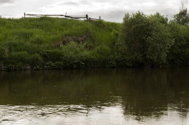 Su yolu. Parlak güneşli bir gün. Bir rezervuarın kıyısı. Ülke lan