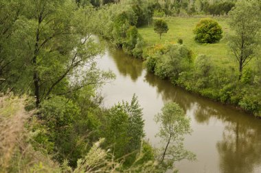 Su yolu. Parlak güneşli bir gün. Bir rezervuarın kıyısı. Ülke lan