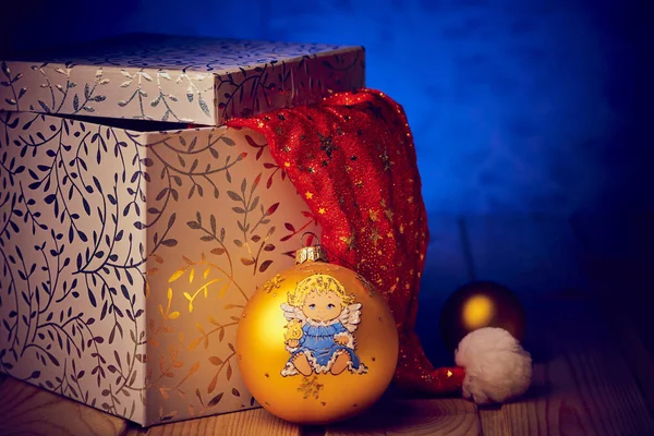 Κουτί δώρων. Χριστουγεννιάτικο παιχνίδι.Santa Hat.Image of an angel. — Φωτογραφία Αρχείου