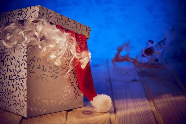 Rentiere mit santa.silver Muster auf der Geschenkbox.. — Stockfoto