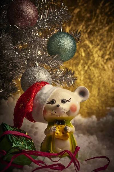 Vánoční stromek s barevnými koulemi.Myš v klobouku.Dárkové. — Stock fotografie