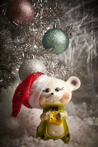 Πρωτοχρονιά.Δέντρο με μπάλες. Ποντίκι στο καπέλο. Ασημένιο φόντο. — Φωτογραφία Αρχείου