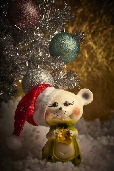 Nový rok.Bílá myší.Santa Claus klobouk.Strom s koulemi. — Stock fotografie