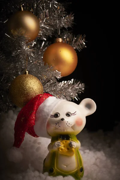 Noche de año nuevo.Árbol de ilver bola amarilla.Un ratón blanco en un sombrero . —  Fotos de Stock