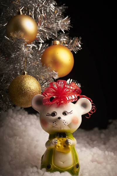 Año nuevo. Snow.Silver arbole.Golden ball.Mouse.Red arco . —  Fotos de Stock