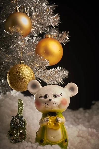 Magische holiday.tree mit balls.snow.mouse.toy gitarre. — Stockfoto