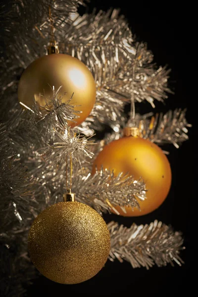 Cartão de Natal. Noite mágica. Árvore de Natal com ba amarelo — Fotografia de Stock