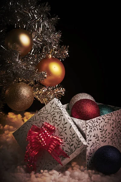 Νέο έτος, Χριστουγεννιάτικο δέντρο με παιχνίδια.Κουτί δώρων — Φωτογραφία Αρχείου
