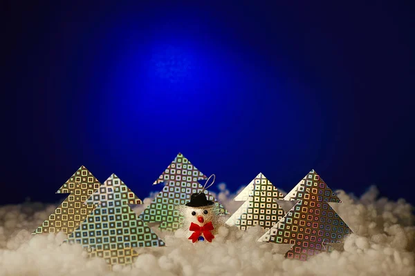 Měsíční svit. Hračkový les. Sněhulák ve sněhu. — Stock fotografie