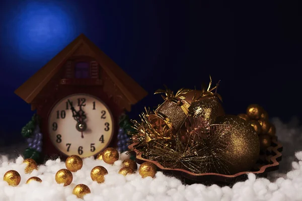 Χριστούγεννα νεκρή ζωή.Ρολόι με τη μορφή ενός σπιτιού.Χριστουγεννιάτικο παιχνίδι. — Φωτογραφία Αρχείου