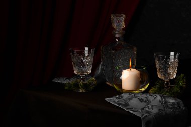 Yeni yıl kompozisyonu. Glasswares 'dan sakin bir hayat. Mum..