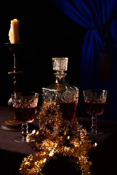 Yılbaşı Şenlikli Bir Akşam Kırmızı Şarap Kristal Bardaklara Dökülür Kırmızı — Stok fotoğraf