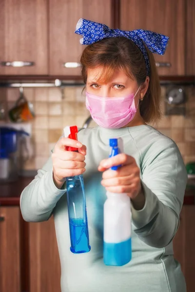 Person Mit Einem Wischmopp Der Hand Und Waschmittel Medizinische Schutzmaske — Stockfoto