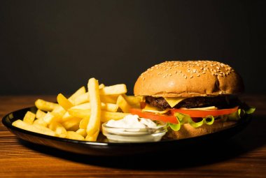 bir kesme tahtası üzerinde taze sıcak burger, yemek, sarımsak Sause