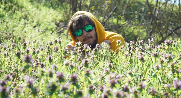 Chico feliz se revolca en el borde del bosque, viviendo con la naturaleza — Foto de Stock