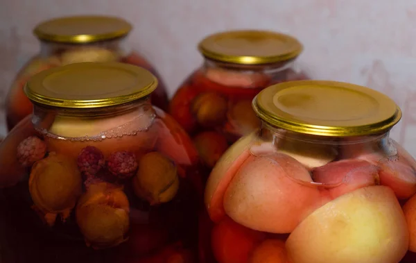 In de pantry loeren banken met compote, benodigdheden voor de winter Rechtenvrije Stockafbeeldingen