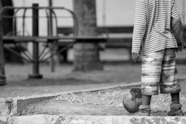 Parkta futbol topuyla yalnız bir çocuk; Mutluluk asla vazgeçmek değildir; rüya hiç