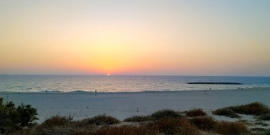 plajda gün doğumu. İsrail.