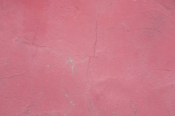 Fragmento de pared con arañazos y grietas. Hormigón resistido pared rosa — Foto de Stock