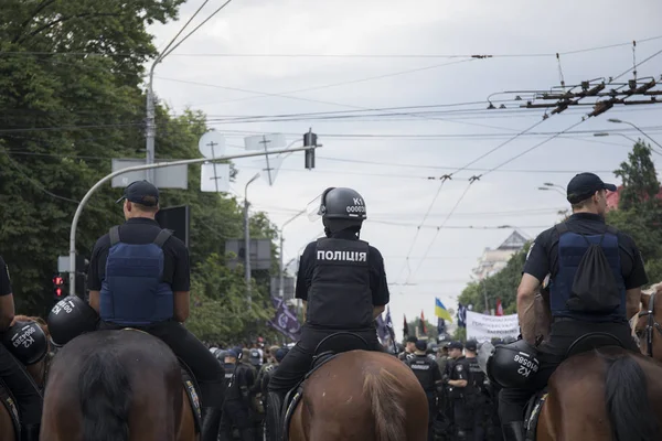 Киев, Украина - 23 июня 2019 года. Конная полиция в городе — стоковое фото