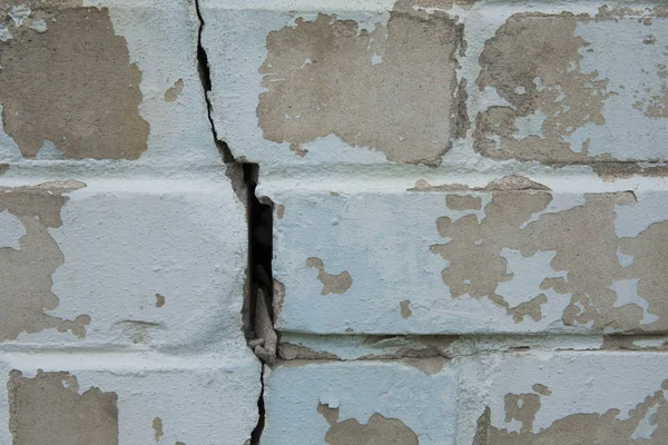 砖墙背景的裂缝 — 图库照片