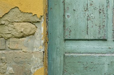 Eski vintage rustik dış mavi kapı detay eski tuğla bina.
