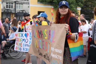 Kiev, Ukrayna 23 Haziran 2019. Şehirde gökkuşağı renkleri ve bayrakları ile yıllık Pride Parade Lgbt. Gay Pride Parade