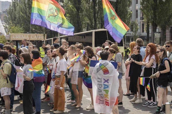 Kiev, Ucrania 23 de junio de 2019. El Desfile anual del Orgullo LGBT. Desfile del Orgullo Gay con colores arcoíris y banderas en la ciudad — Foto de Stock