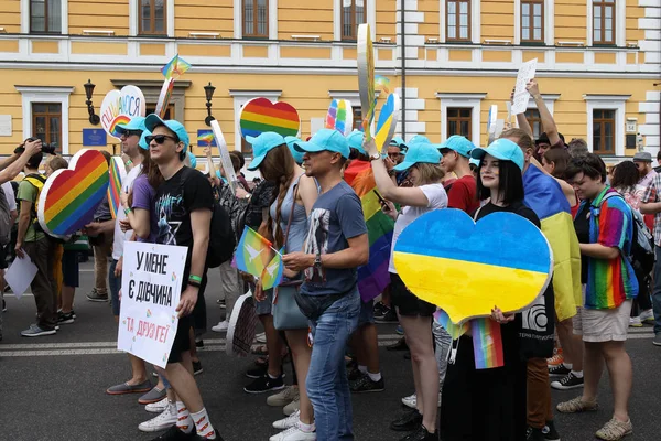 Kijów, Ukraina 23 czerwca 2019. Doroczne Pride Parade LGBT. Gay Pride Parade z kolorami tęczy i flagi w mieście — Zdjęcie stockowe