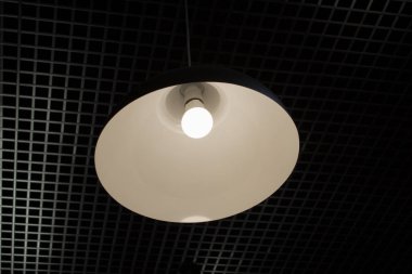 Karanlık odada tavan lambası