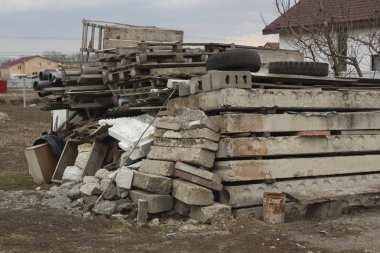 Kullanılmış yapı malzemeleri ve kirli karışıklık ile şantiye.