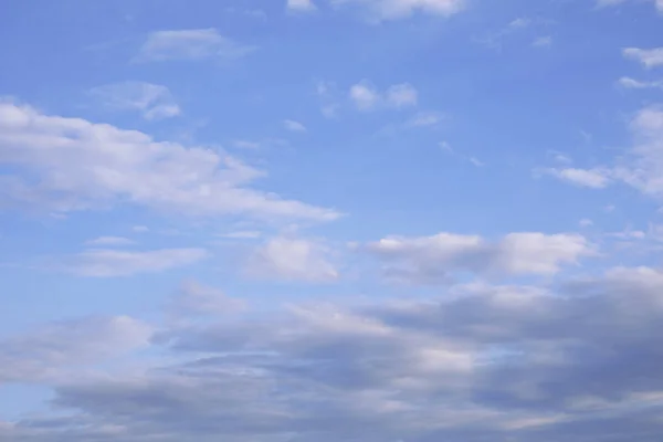 青空の天気の背景に白い雲 — ストック写真