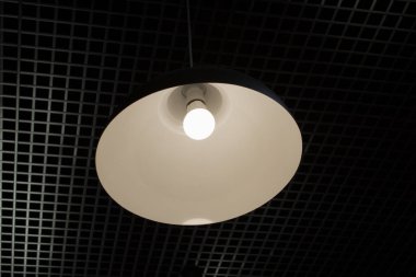 Karanlık odada tavan lambası