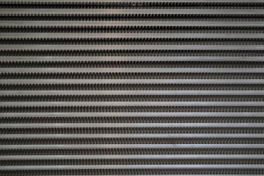 Pürüzlü şerit elemanları ile latticed metal çit yüzeyi