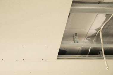 Şantiyede inşaat işçileri tarafından alçıpan montaj çalışmaları devam ediyor