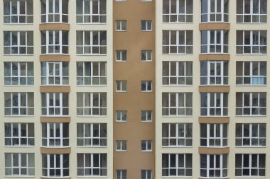 Bir çok pencere ile binanın cephe ön görünümü.