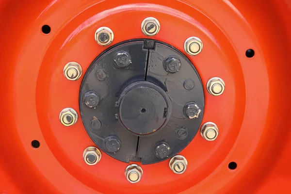 Fecho de um pneu de maquinaria agrícola com em uma roda cor-de-laranja — Fotografia de Stock