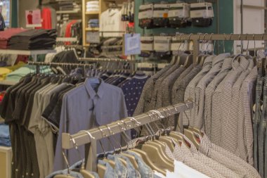 Mağazada asılı adam rahat giysiler