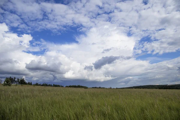 Yağmurdan önce karanlık gökyüzü ve dramatik kara bulut