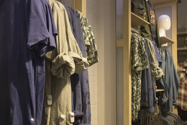 Mağazada asılı adam rahat giysiler