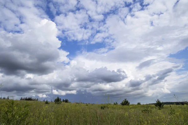 Yağmurdan önce karanlık gökyüzü ve dramatik kara bulut