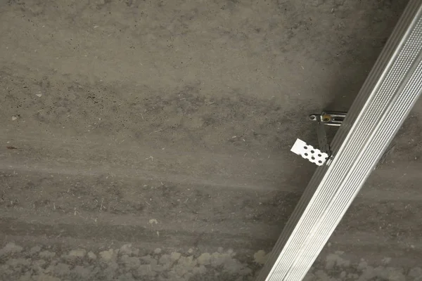 Şantiyede inşaat işçileri tarafından alçıpan montaj çalışmaları devam ediyor