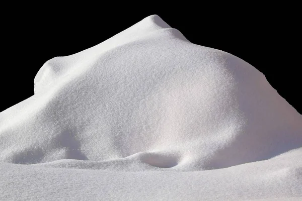 Enorme mucchio di neve isolato sul nero — Foto Stock