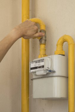 metre nin sarı gaz borusundaki gaz arzını kapatan veya kapatan adam ev enerji tüketimini ölçtü